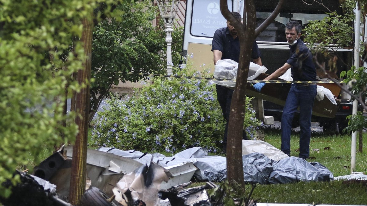 Profesionales del Instituto de Medicina Legal trabajan en la zona donde se accidentó una avioneta, en Jaboticabal, estado de Sao Paulo (Brasil).