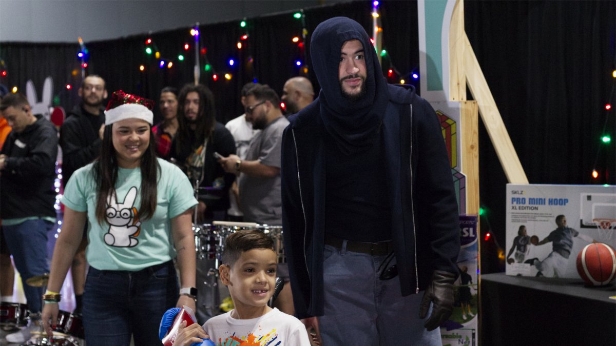 El cantante Bad Bunny entrega regalos, en el centro de convenciones, en San Juan (Puerto Rico)