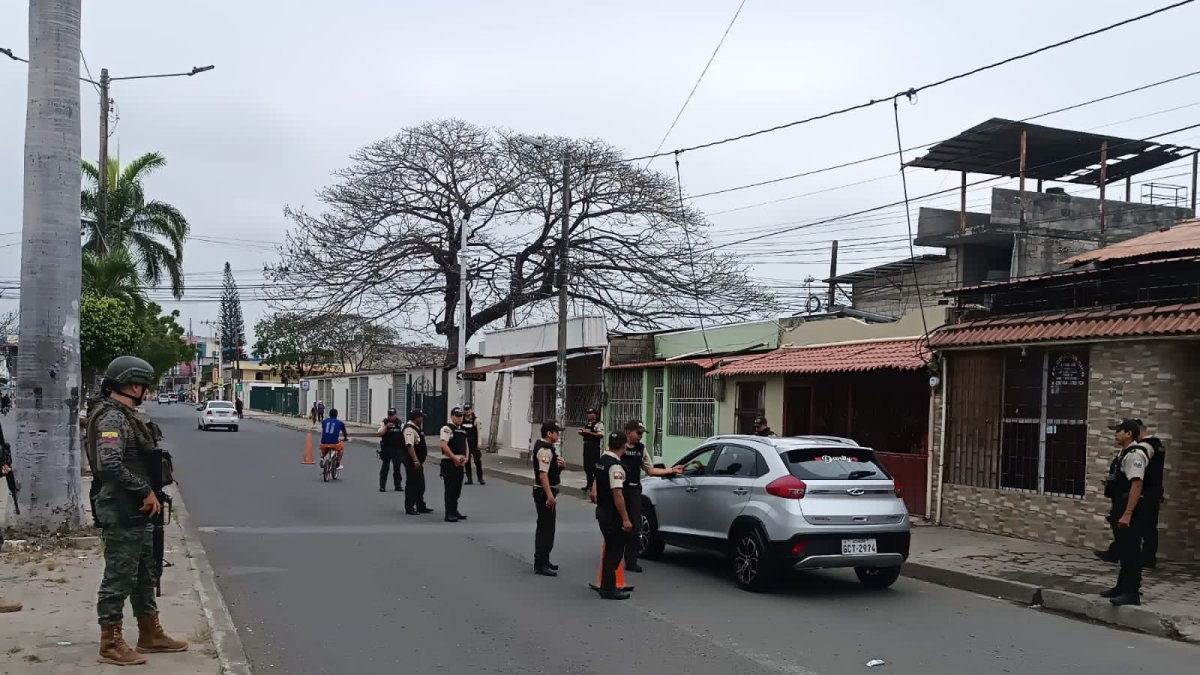 Control. En varias provincias del país se ha coordinado operativos entre policías y militares.