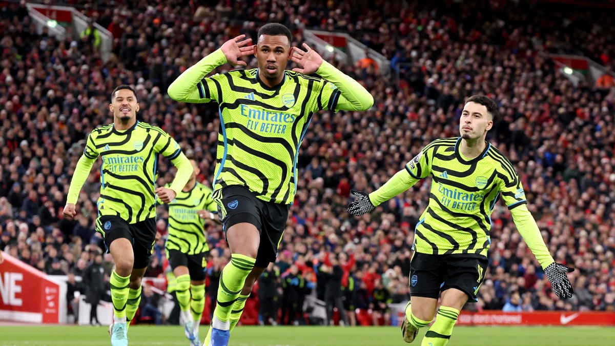 El defensa Gabriel Magalhaes, al minuto 4, marcó el gol del Arsenal en Anfield.