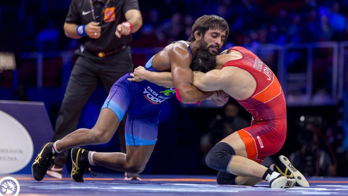 Bajrang Punia (i) es uno de los afectados. Devolvió los premios.