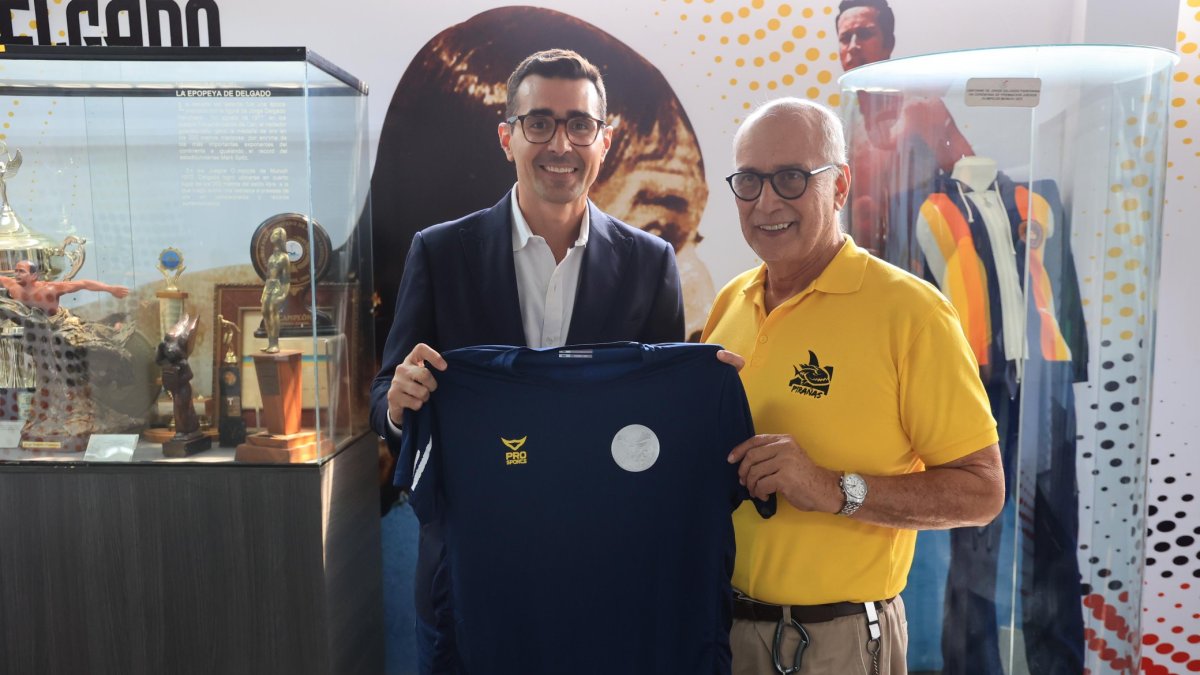 Jorge Delgado (d) entregó una camiseta de la delegación tricolor a Andrés Guschmer.