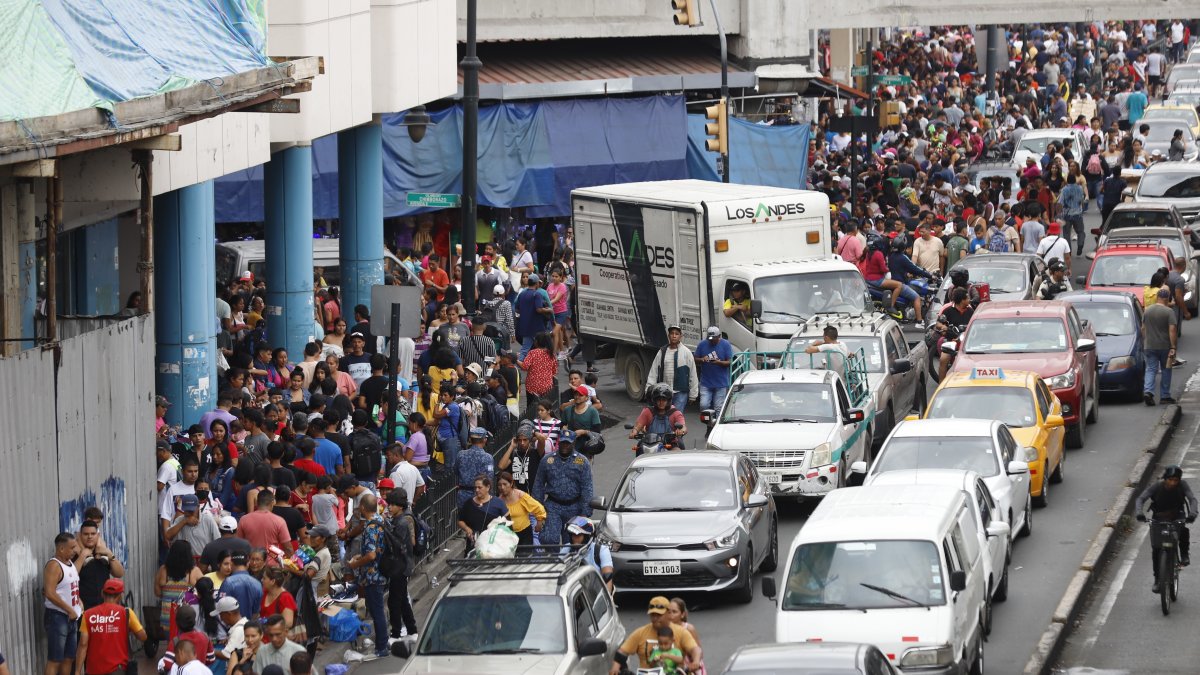 Olmedo. En esta calle se veía cientos de personas realizando compras.