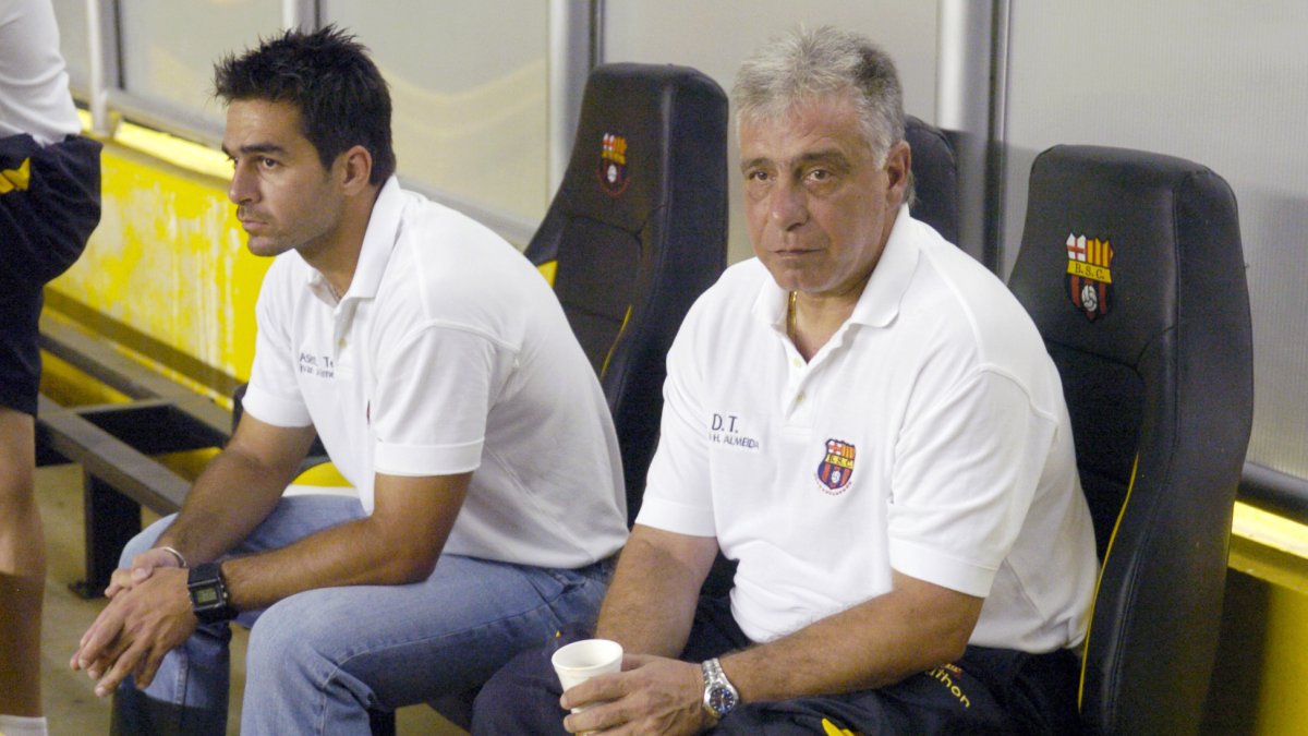 El entrenador Ever Hugo Almeida (d) junto a su hijo Iván (i) en su paso por Barcelona.