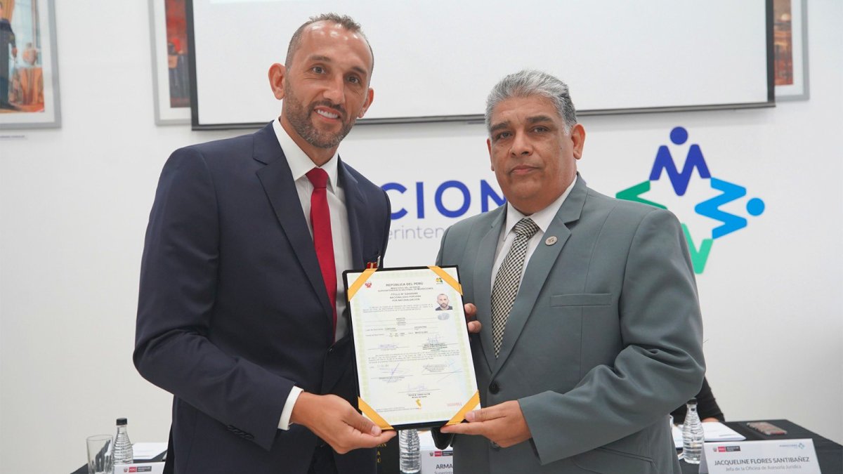 El exalbo, actualmente de 39 años, junto al superintendente de Migraciones, Armando García.