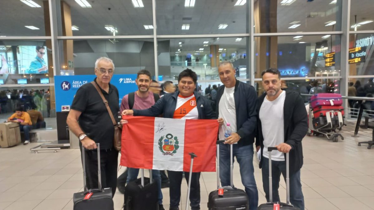 El DT uruguayo (i) a su salida de Perú por las festividades.