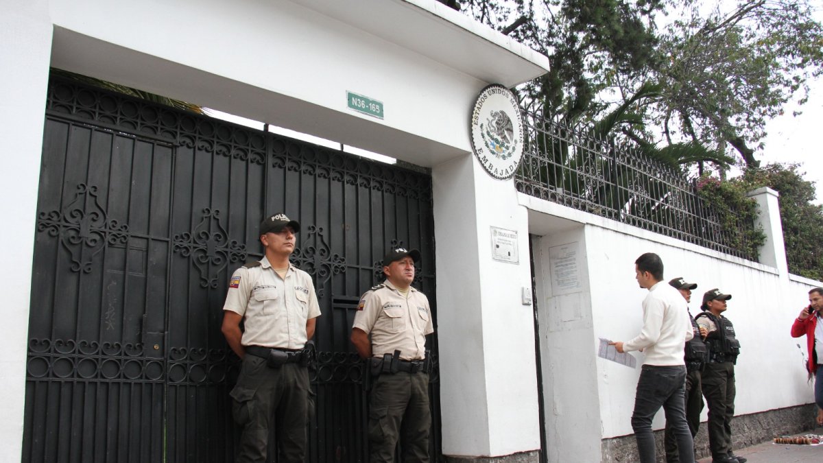 Uniformados resguardan la Embajada de México en Ecuador en donde se refugia Jorge Glas desde hace más de una semana.