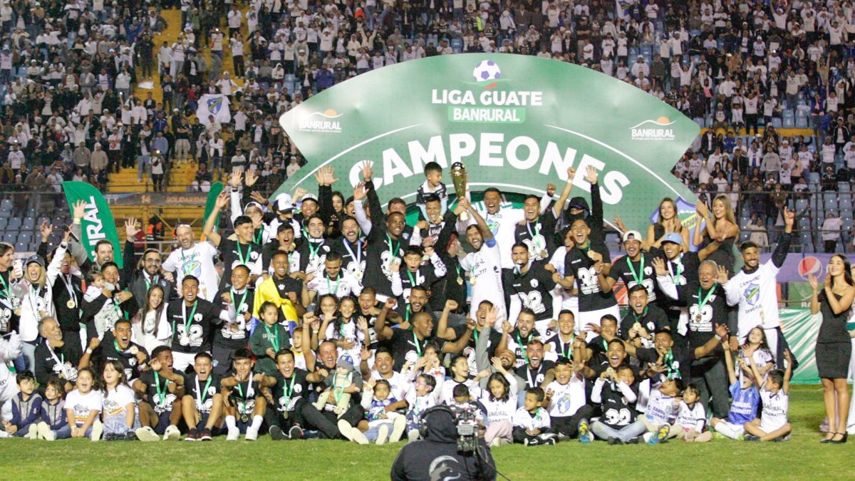 Juan Luis Anangonó en las celebraciones con su equipo, tras la consecución del título del torneo guatemalteco.