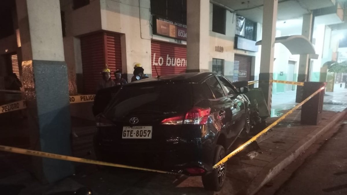 Un vehículo se impactó con una vivienda en las calles 10 de Agosto y Esmeraldas.