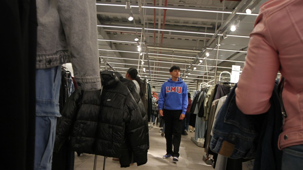 La ropa es de los artículos más populares para regalar en Navidad en Ecuador.