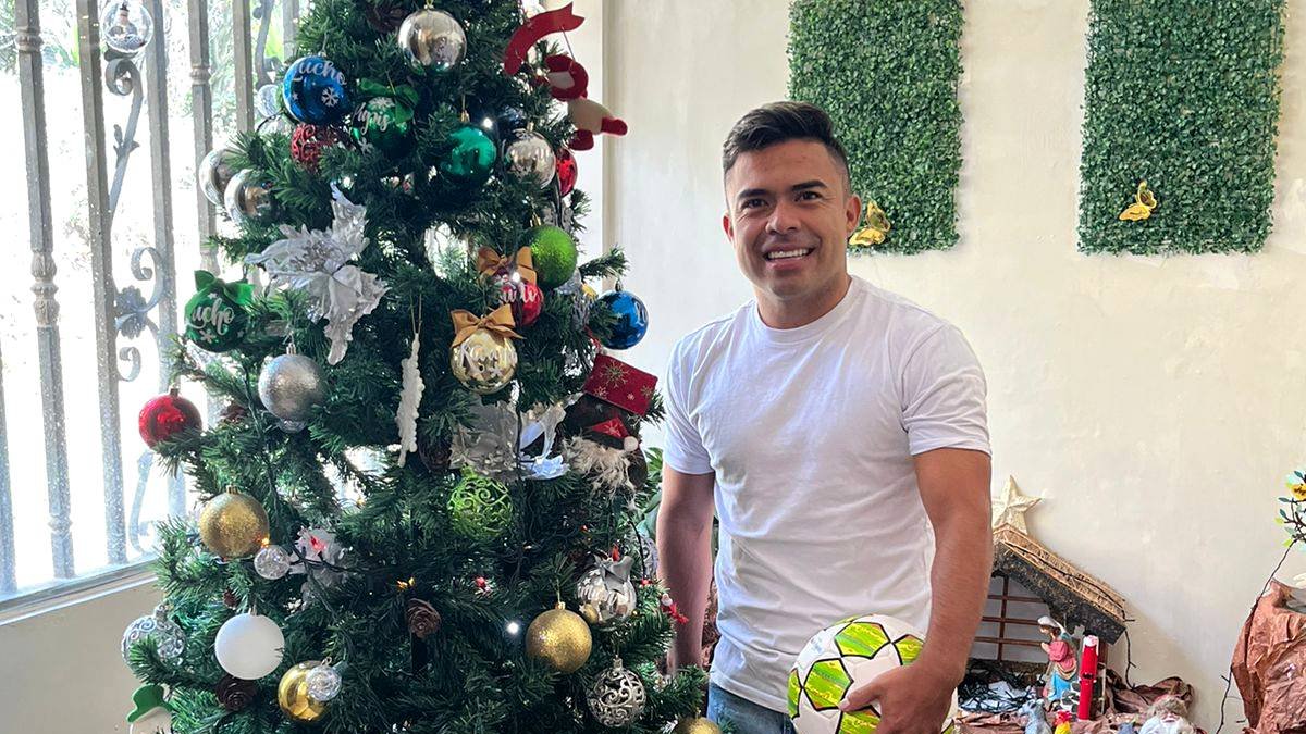 El futbolista Jonny Uchuari pasará la Navidad con la familia en su natal Loja.