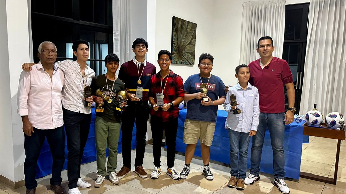Los profesores Víctor Montoya (d) y Manuel Montoya (i) condecoraron al mejor futbolista, mejor portero, mejor gol, de su academia de fútbol.