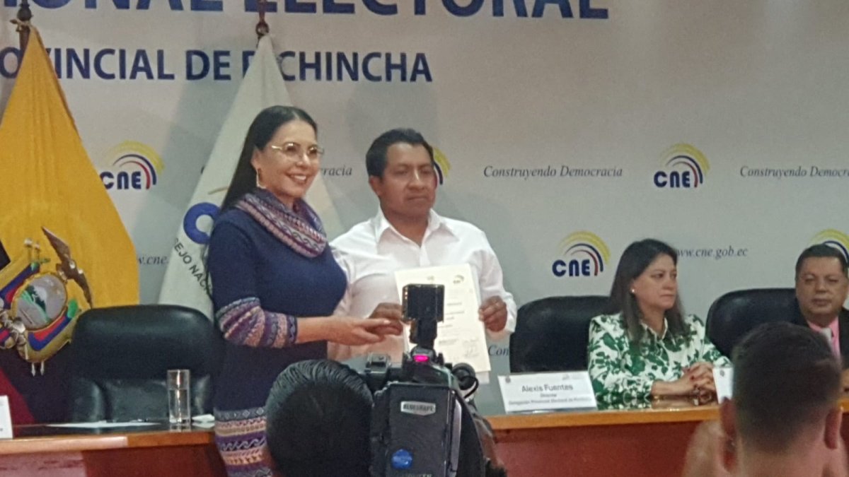 La presidenta del CNE, Diana Atamaint, estuvo presente en la entrega de las credeciales.