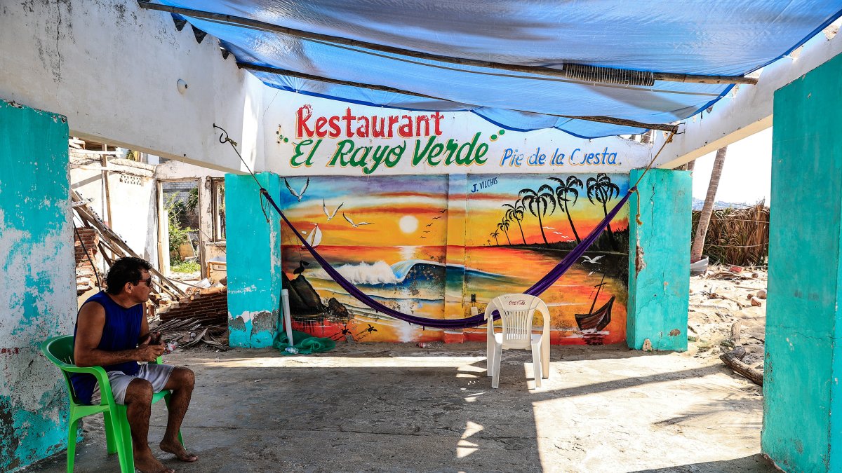 La tristeza por la escasez de turismo se apodera de los habitantes de las playas mexicanas de Acapulco, donde negocios se mantienen cerrados tras casi dos meses del huracán Otis