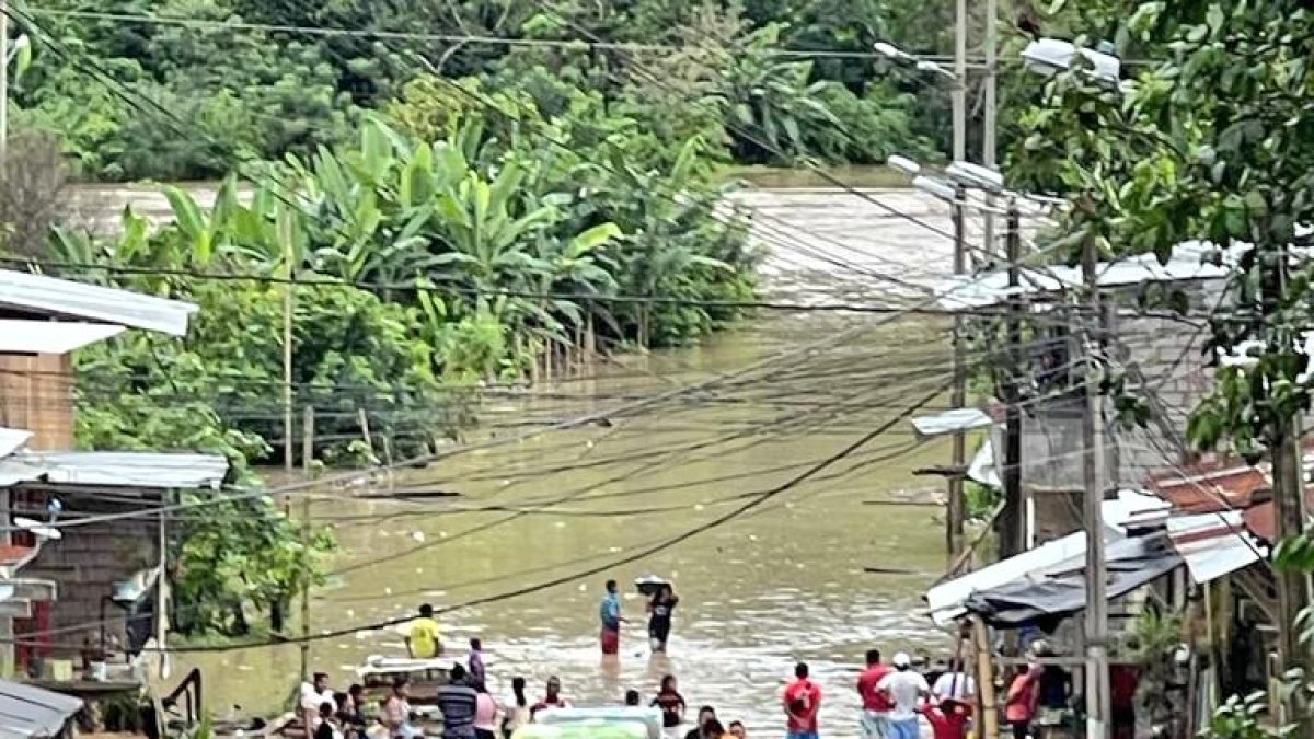 Afectación. La corriente del río cruza por la zona poblada.