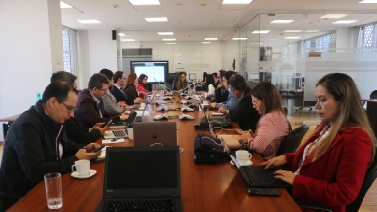 Trabajo. La comisión elabora el informe para el primer debate del pleno.