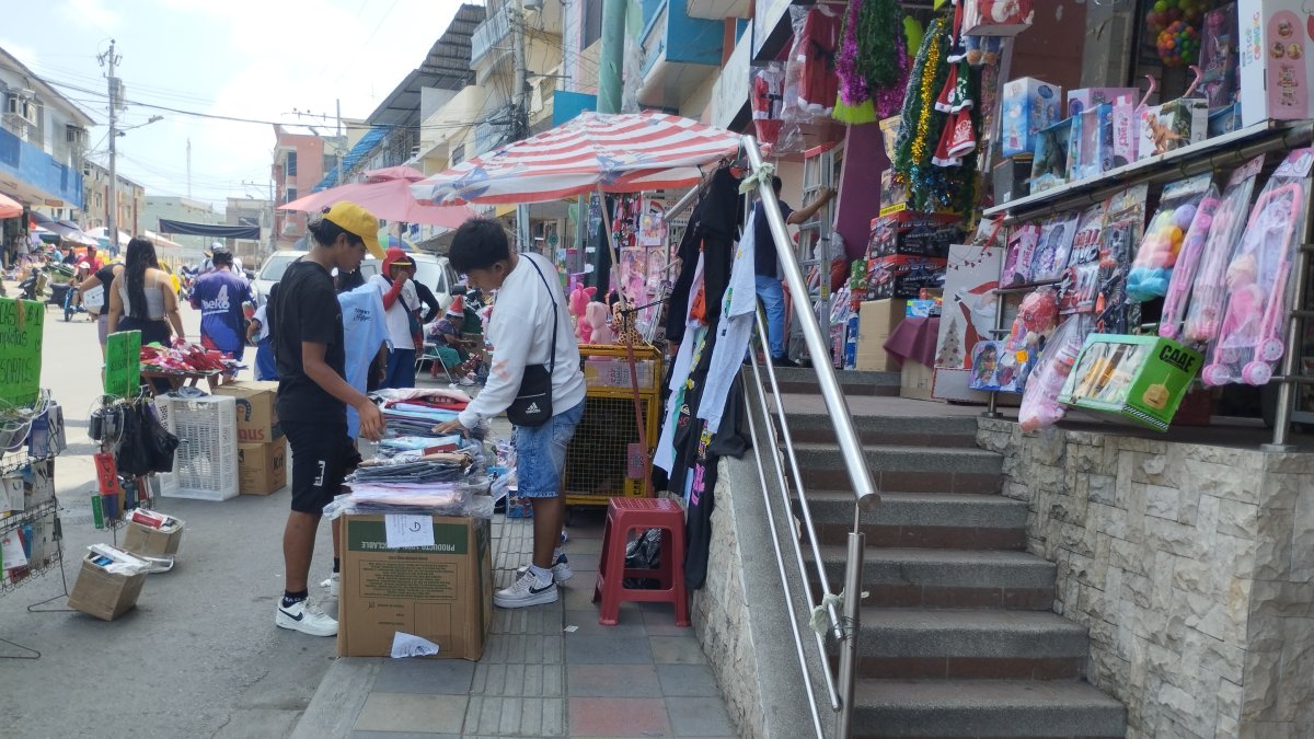 Aceras. Las que fueron regeneradas ni se lucen. Las veredas no dan paso al peatón, sino que son ocupadas por los vendedores informales.