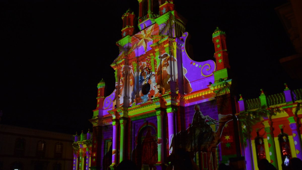 Evento. En la iglesia principal de la localidad se proyectaron a los Reyes Magos.