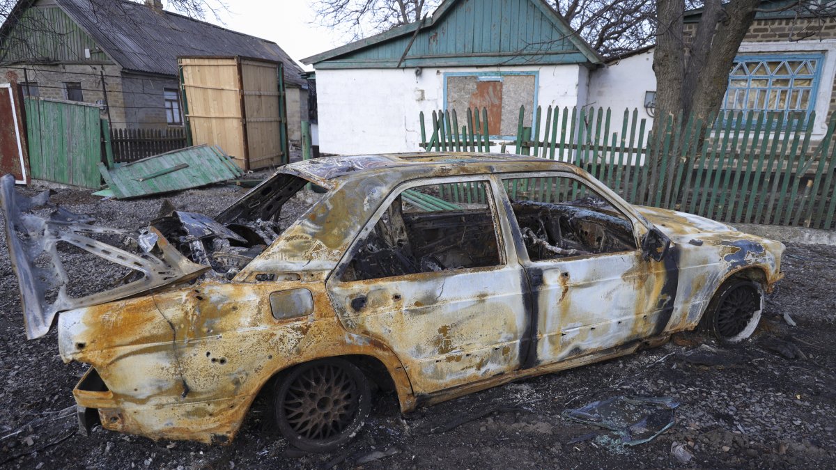 Un automóvil destrozado por la guerra en las cercanías de Márinka, en el Donbás, en el este de Ucrania.