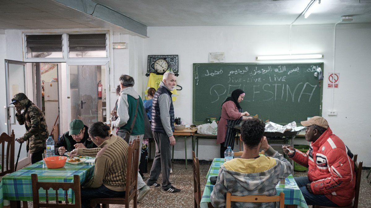 Comunitario. Unas 150 raciones de comida ‘halal’ para cristianos y musulmanes se reparten cada día en un comedor social en Elche (España).