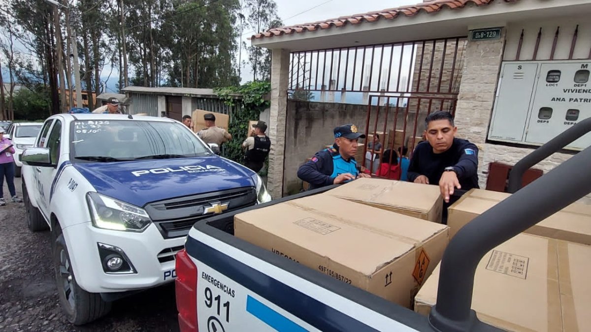 Operativo. El pasado 21 de diciembre, los agentes metropolitanos y la Policía Nacional retiraron 510 cajas de pirotecnia que se expendía sin permiso en el barrio Los Álamos, vía Los Chillos.