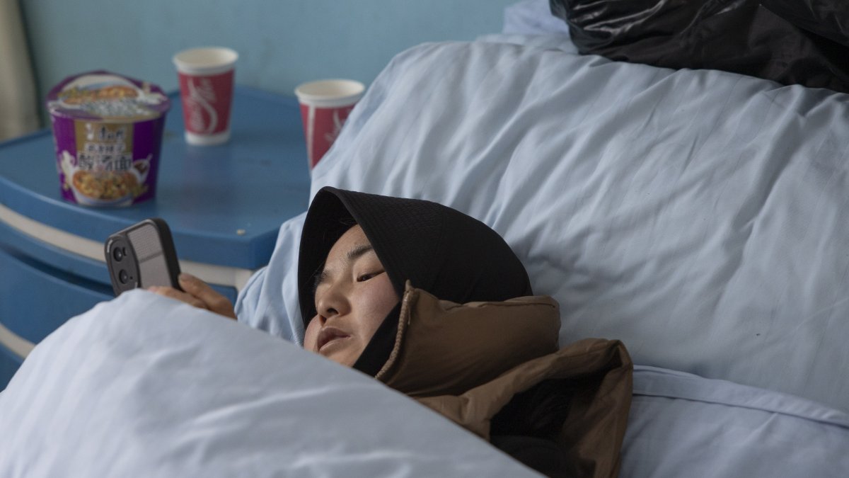 El brote de enfermedades respiratorias que afectó a China en el último mes, entre las que se incluyen la covid-19, experimentó una significativa tendencia a la baja.