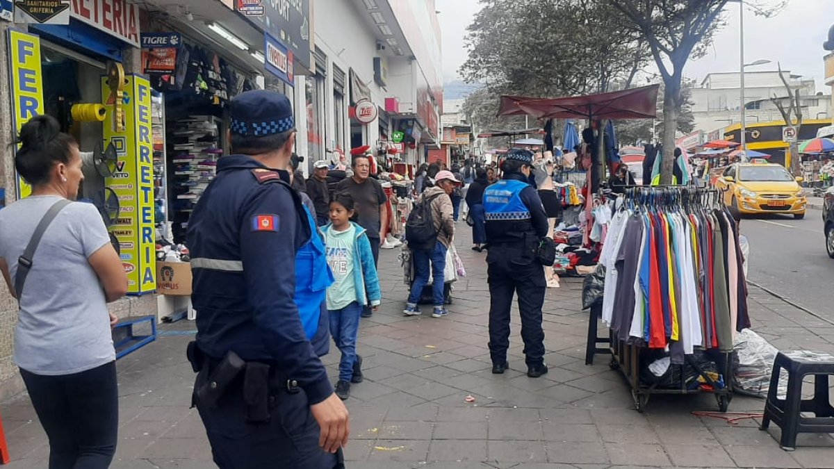 Rol. Los agentes sancionan a los vendedores que no tienen permisos.