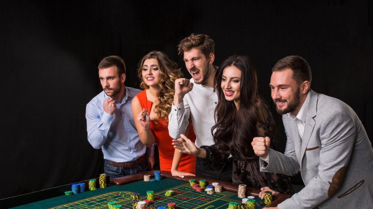 En una partida de póker, los jugadores deben sopesar los riesgos y las recompensas de cada decisión que toman.