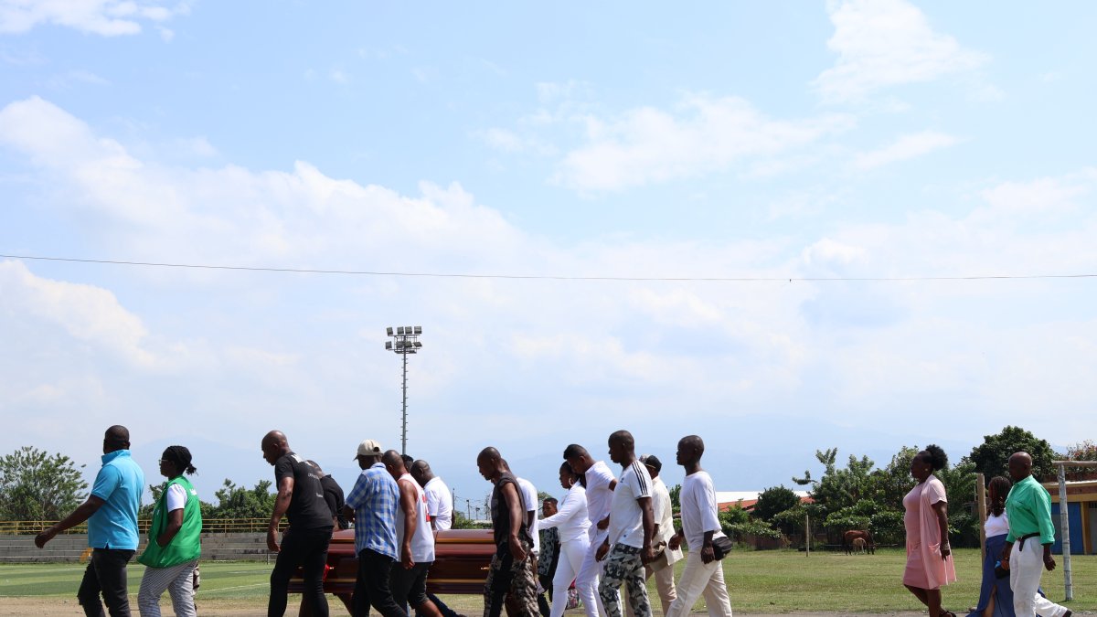 Guachené. Cuerpo del alcalde asesinado, era llevado por sus familiares.