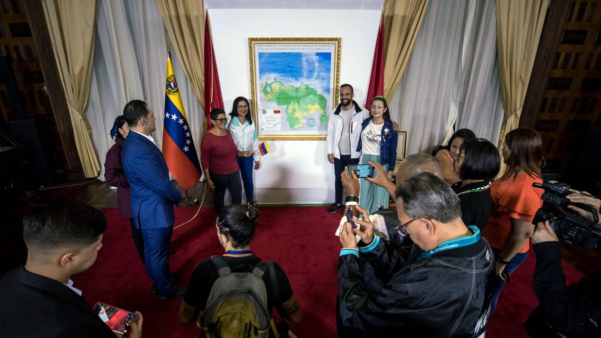 Diputados de la Asamblea Nacional se toman con un nuevo mapa de Venezuela al que se le añade al Esequibo.