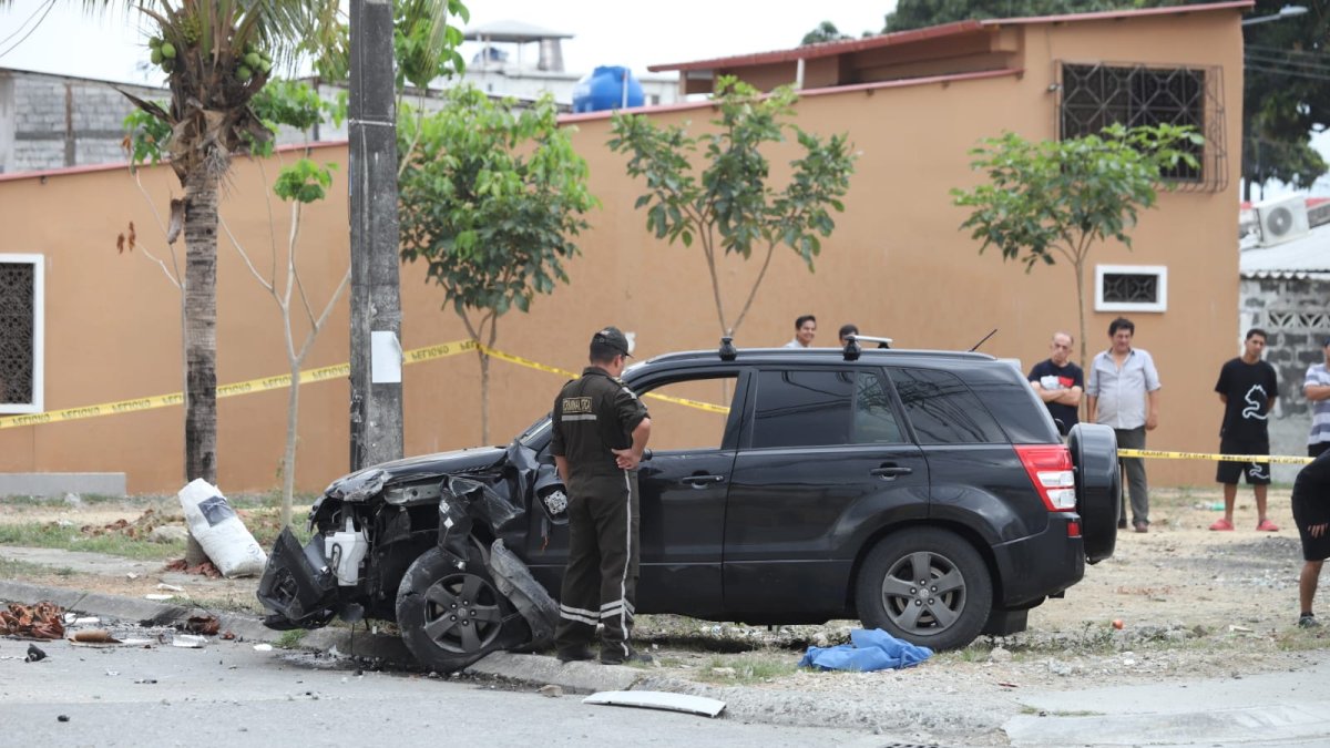 Un hombre fue asesinado dentro de su vehículo en guayacanes.