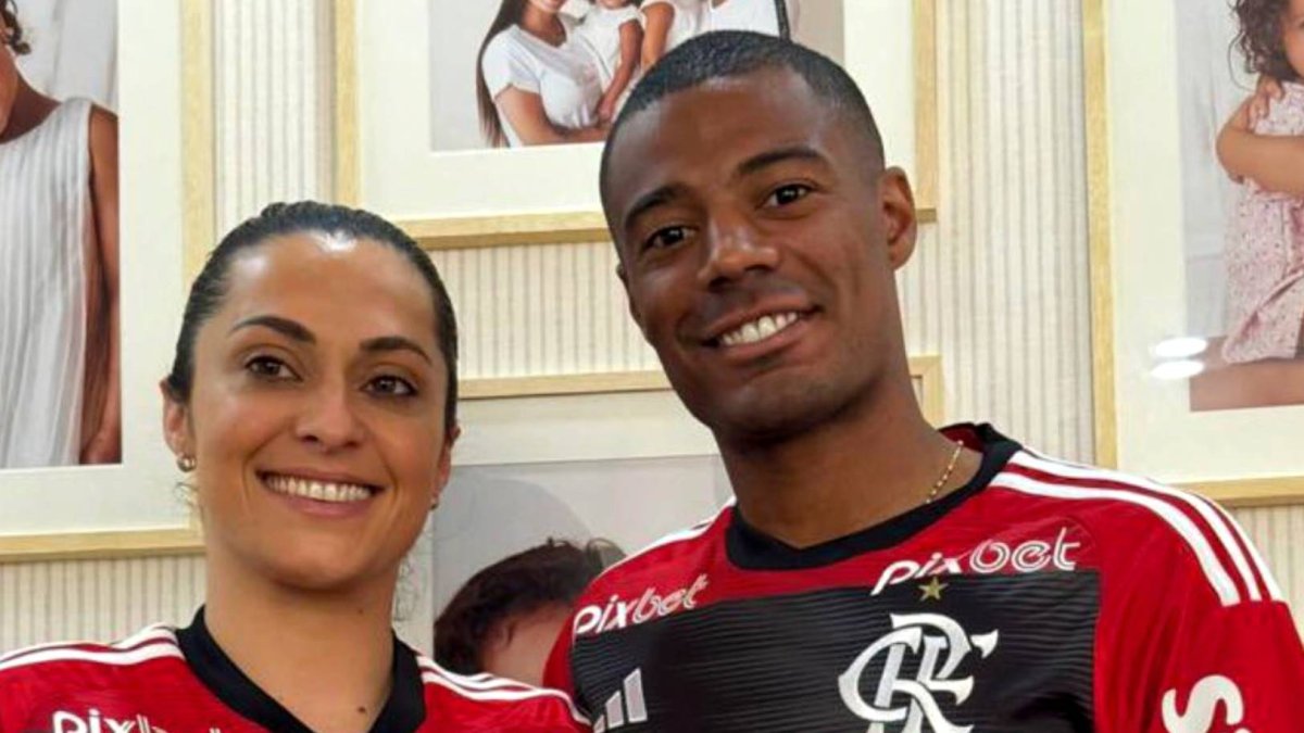 Nicolás de la Cruz y su esposa ya lucieron la camiseta del Flamengo.