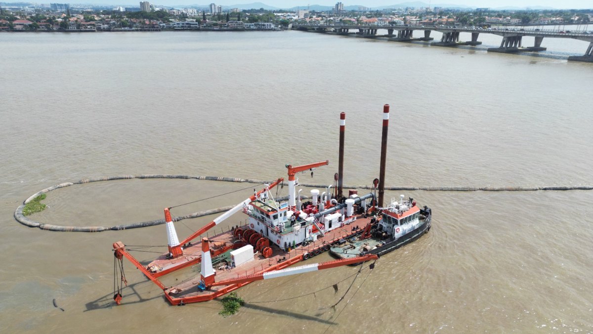 La draga que realiza los trabajos de extracción de sedimento.