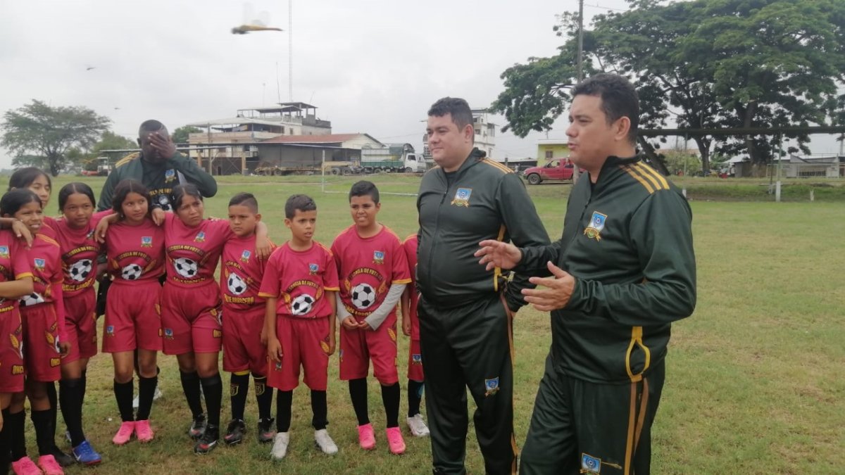 Los mellizos Xavier y Joel Cedeño Morán en una de las charlas con los futbolistas.