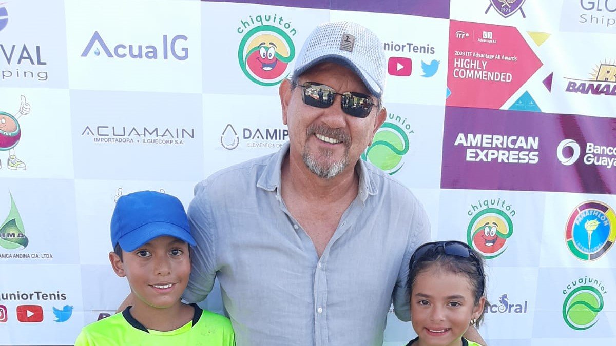 Eduardo Naranjo y Helena Zambrano (Pelotas Verdes), en la premiación.