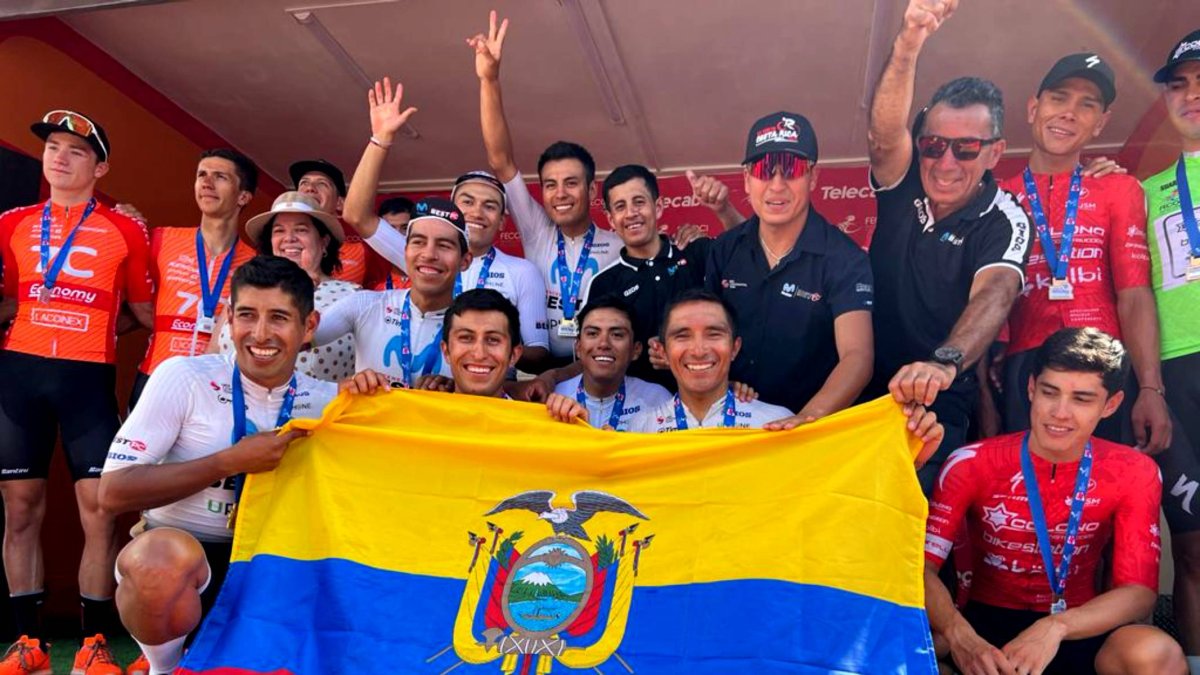 Los ciclistas del Movistar Best PC y su celebración tras imponerse en la Vuelta a Costa Rica con Juan Diego Alba (c) y Brayan Obando.