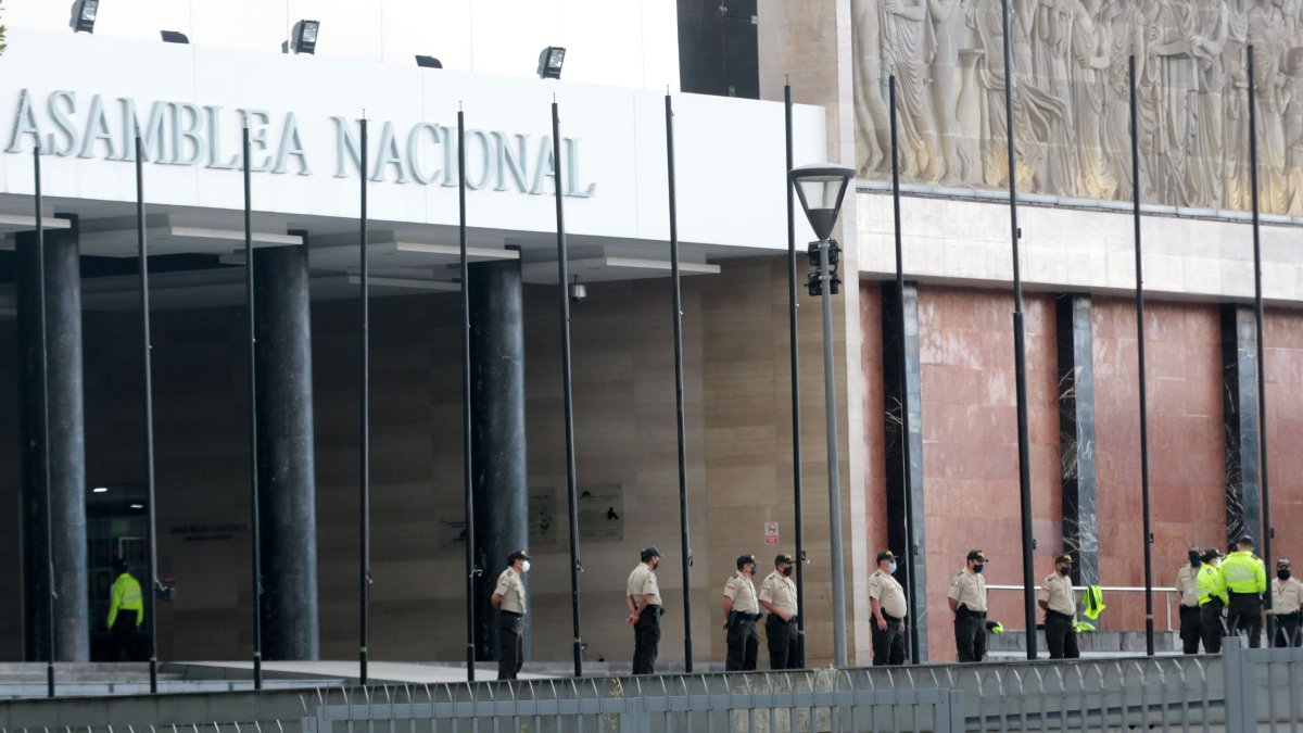 Trabajo. La Asamblea estuvo parada seis meses por la muerte cruzada.
