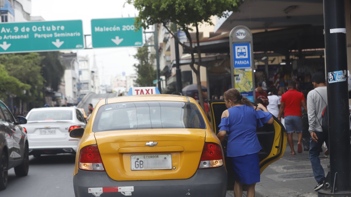 Transporte. Una usuaria toma un taxi en el centro de ciudad de Guayaquil.