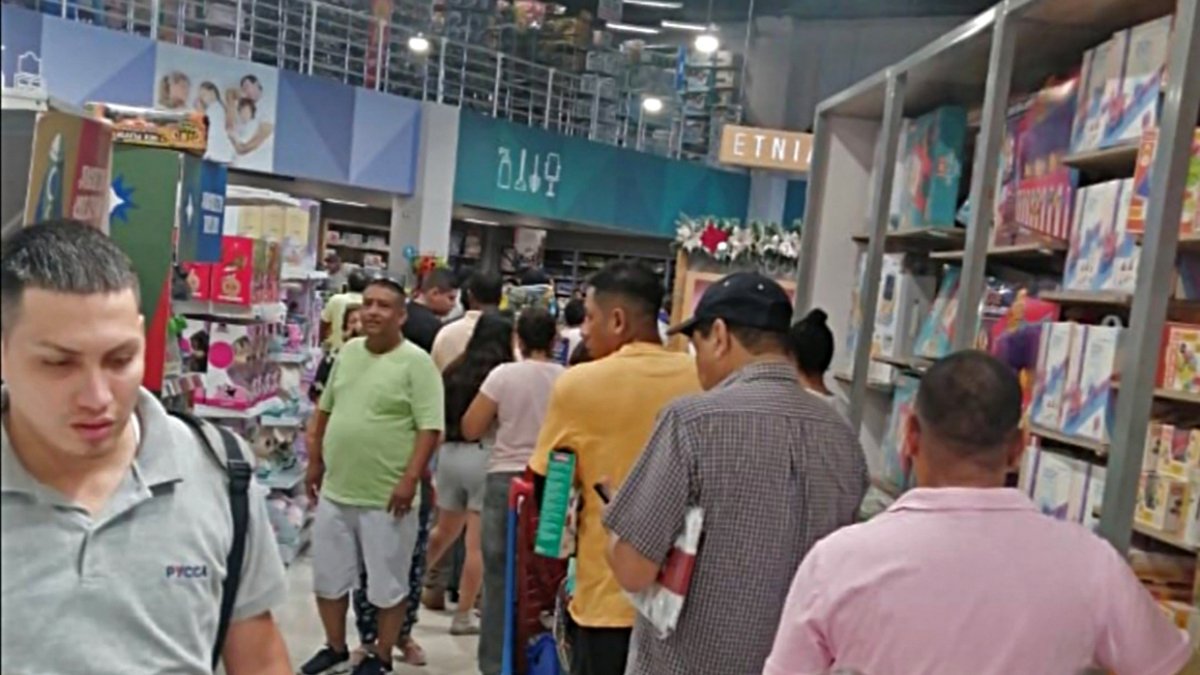 Juguetería. La larga fila del domingo 24 de diciembre para pagar.