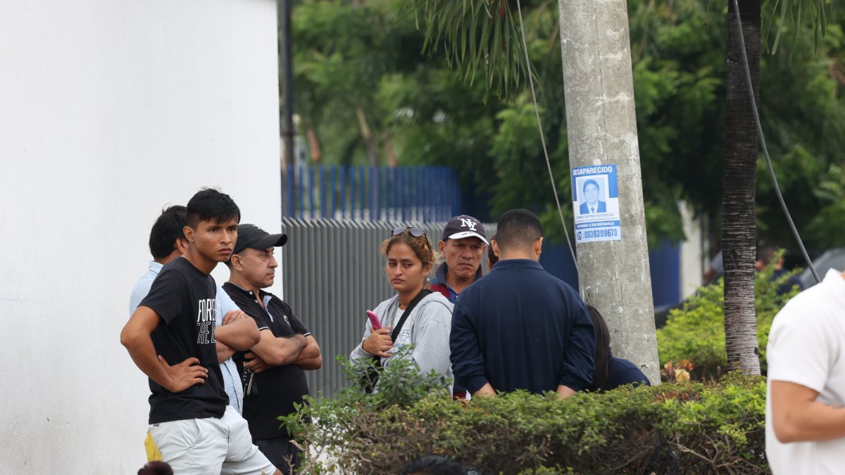 La esposa (con abrigo) acompañada de sus familiares contó cómo recibió la fatal noticia del asesinato del padre de sus hijas.