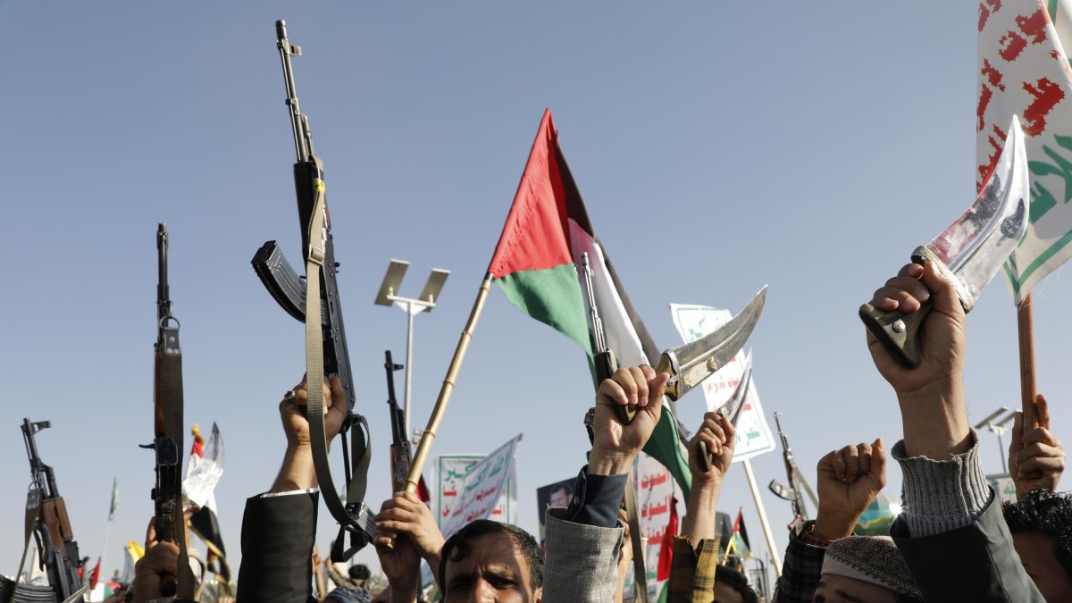 Hutíes protestan contra la operación multinacional para salvaguardar el transporte marítimo en el Mar Rojo, en Sana, en una imagen del 22 de diciembre de 2023.