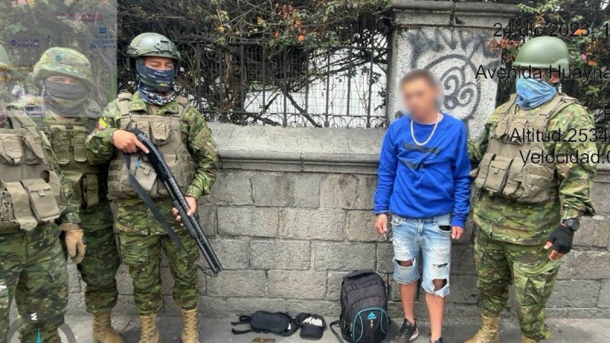 El informe detalla que el sospechoso llevaba una mochila negra y en el interior se encontraron nueve municiones.