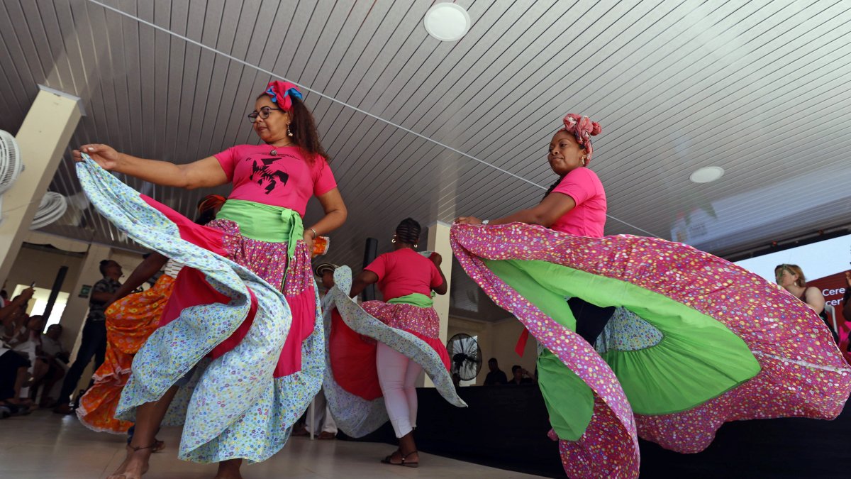 Un grupo de mujeres baila bullerengue durante una presentación, el 9 de diciembre de 2023, en San Juan Nepomuceno, en el norteño departamento de Bolívar