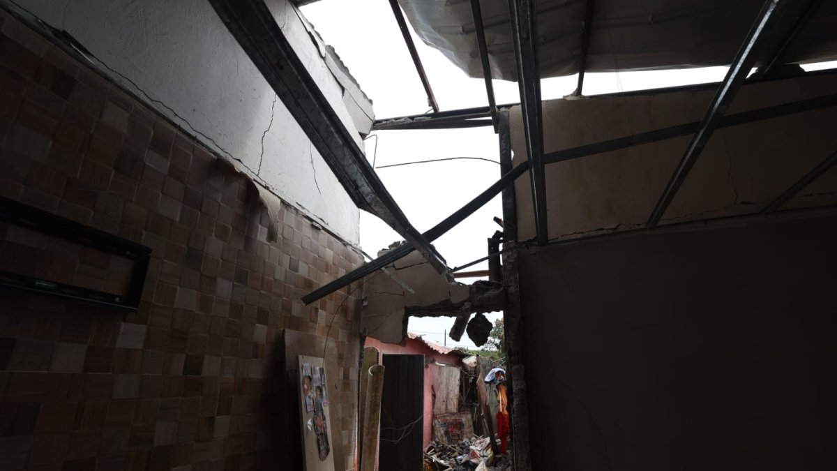 Explosión en socio vivienda 2 deja una persona fallecida y daños materiales en varias casas.