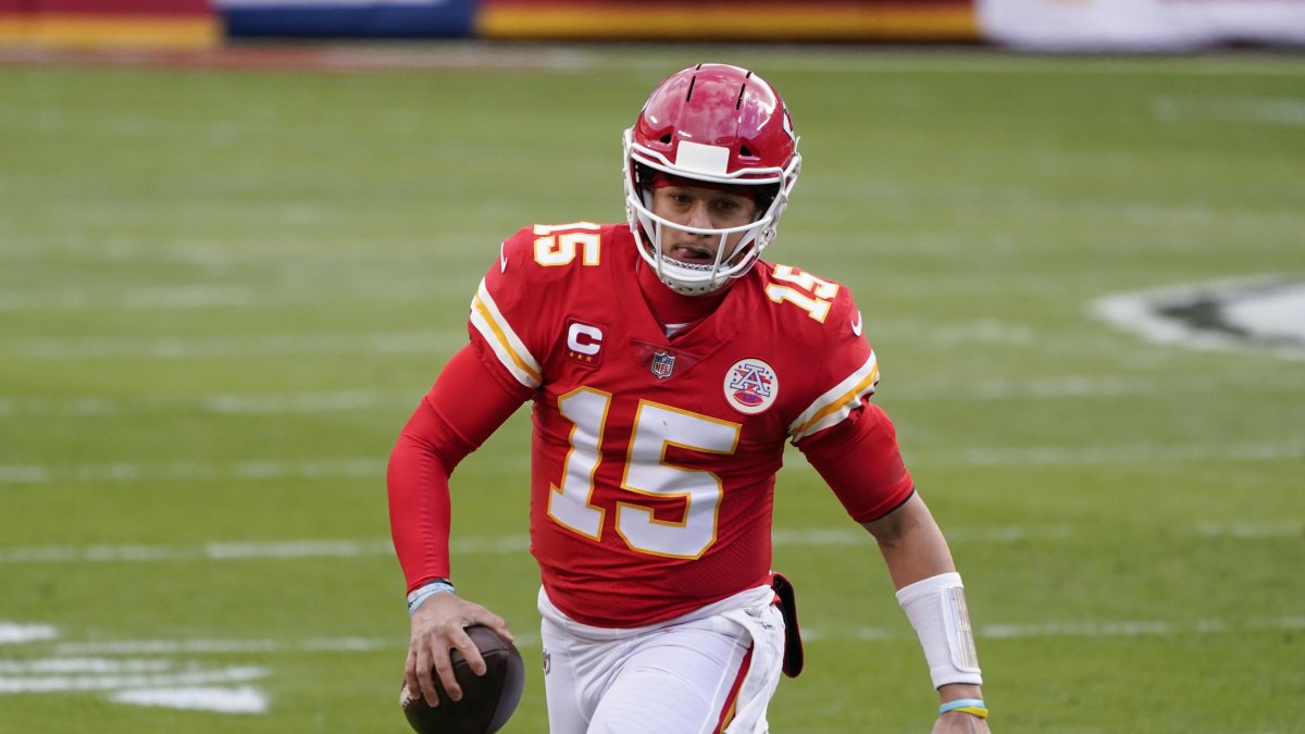Patrick Mahomes, de los Chiefs, se enojó con miembros de su línea.