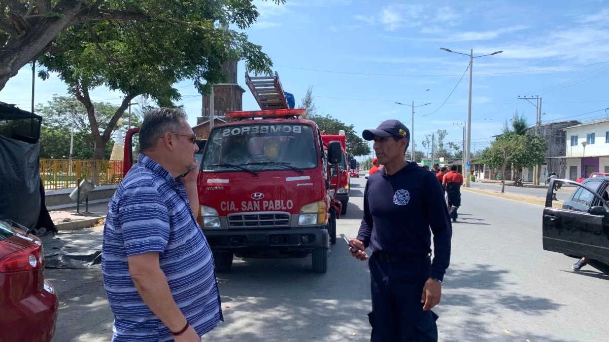 Miembros del Cuerpo de Bomberos fueron los encargados de dar agua a algunas comunidades afectadas.