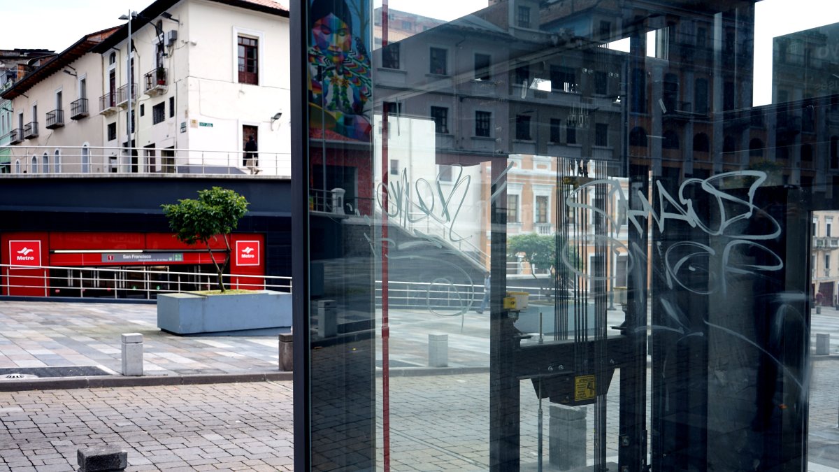 Este ingreso con grafitis está en el bulevar 24 de Mayo, en el Centro Histórico de Quito.