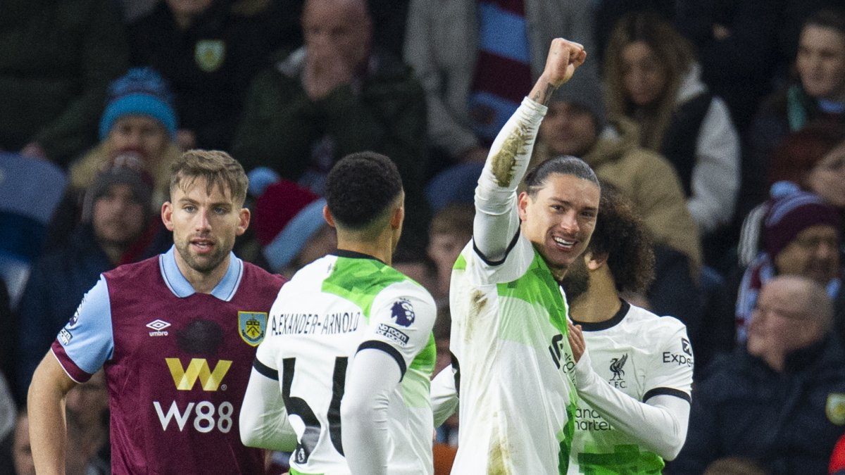 Darwin Núñez, de Liverpool, celebra tras marcar el gol inicial durante el partido entre el Burnley y el Liverpool.