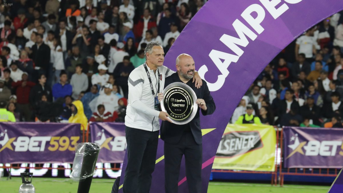 Esteban Paz (i) lidera la comisión especial de fútbol de Liga de Quito.