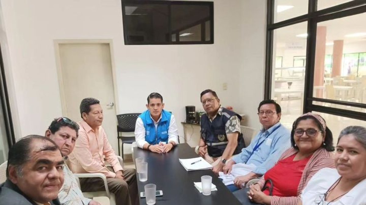 Directivos de la Federación Médica Ecuatoriana en reunión con la Coordinación Zonal 8 de Salud y la Federación de Gremios Organizados de la Salud del Guayas, para concretar acciones ante El Niño.